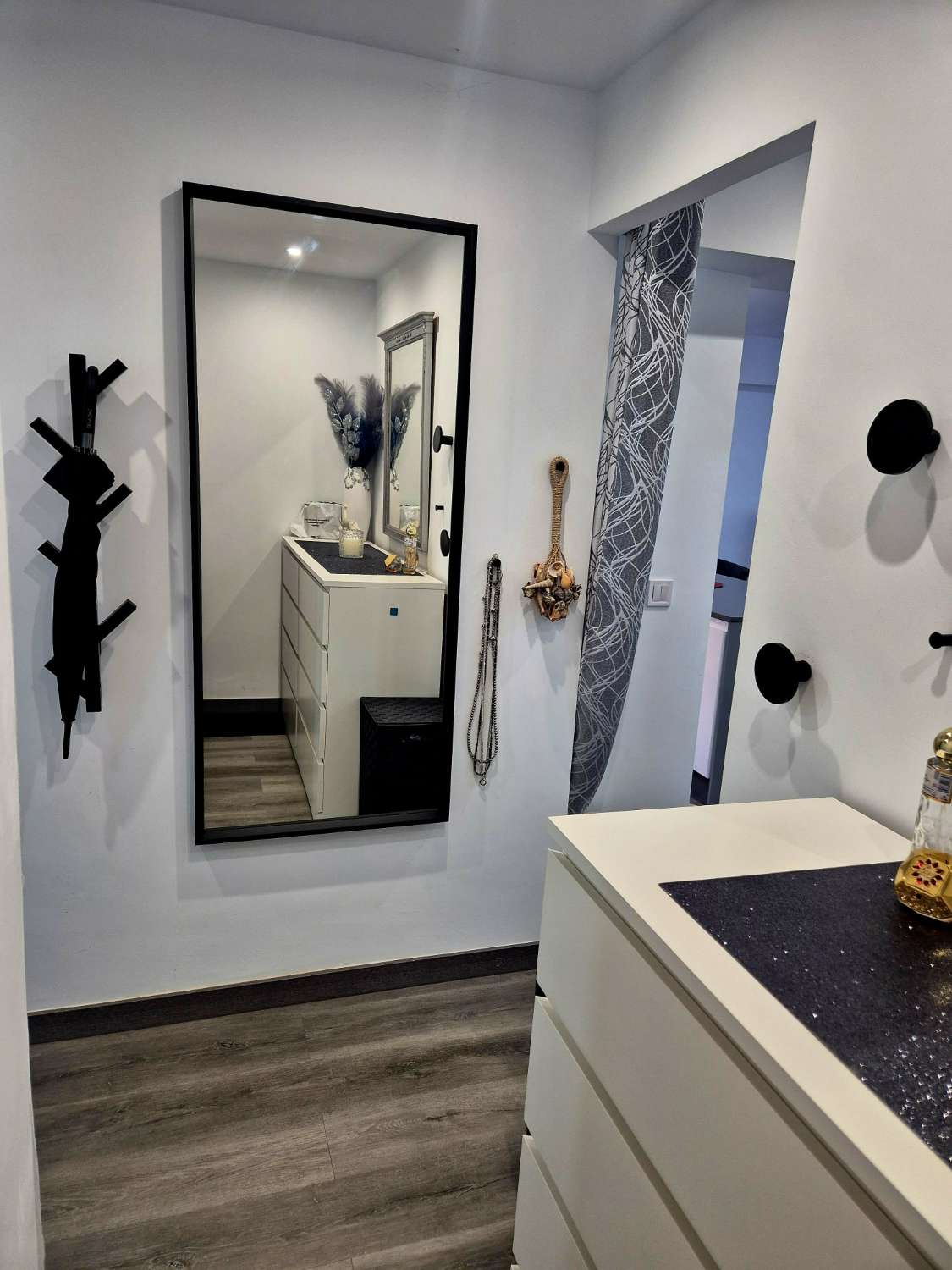 PISO DE DOS DORMITORIOS Y DOS BAÑOS CON EXCELENTE UBICACIÓN y PARKING COMUNITARIO