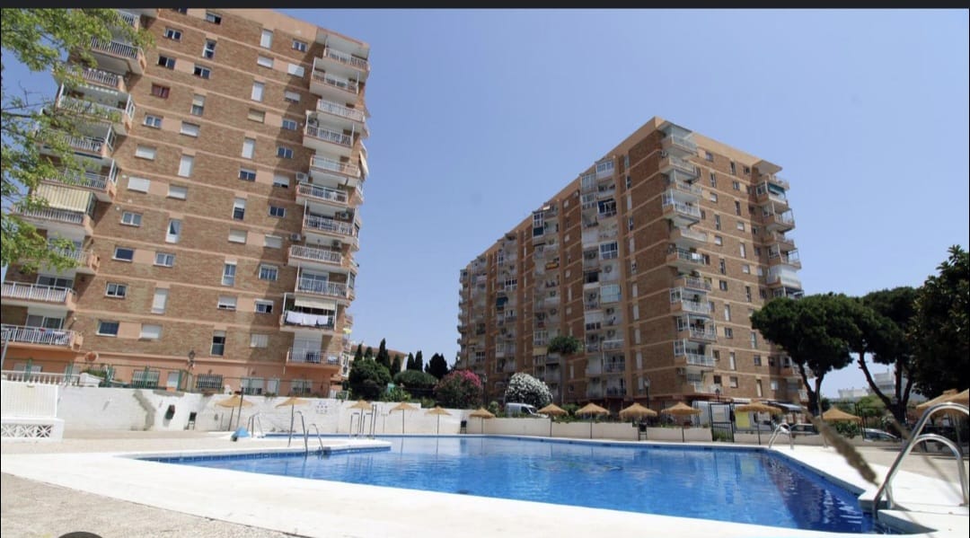 PISO DE DOS DORMITORIOS Y DOS BAÑOS CON EXCELENTE UBICACIÓN y PARKING COMUNITARIO