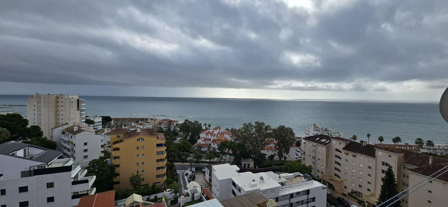En venta piso con increíbles vistas al mar y licencia turística