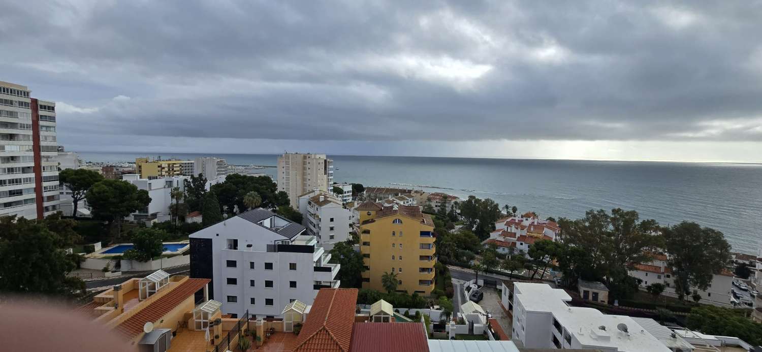 En venta piso con increíbles vistas al mar y licencia turística